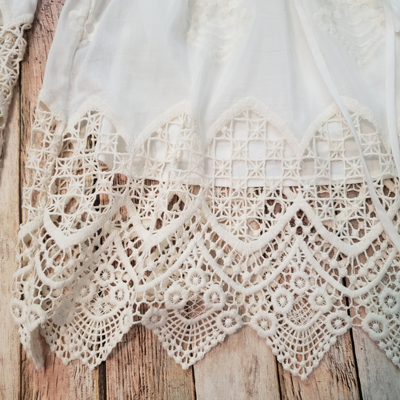 🆕️ BCBGMAXAZRIA Scalloped Embroidery Top Size S - Picture 8 of 15